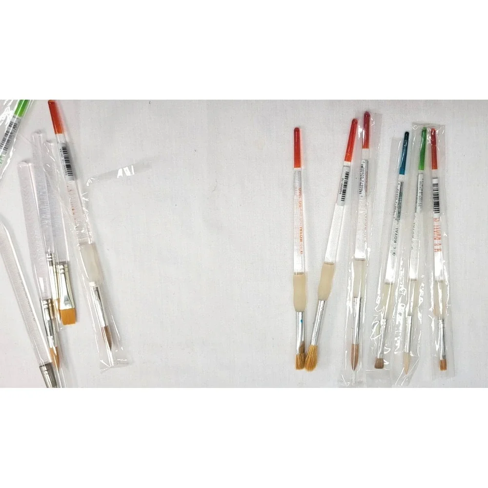 70 Plus New Craft Paintbrushes Mostly Royal‎ Some Loew Cornell comes with Holder